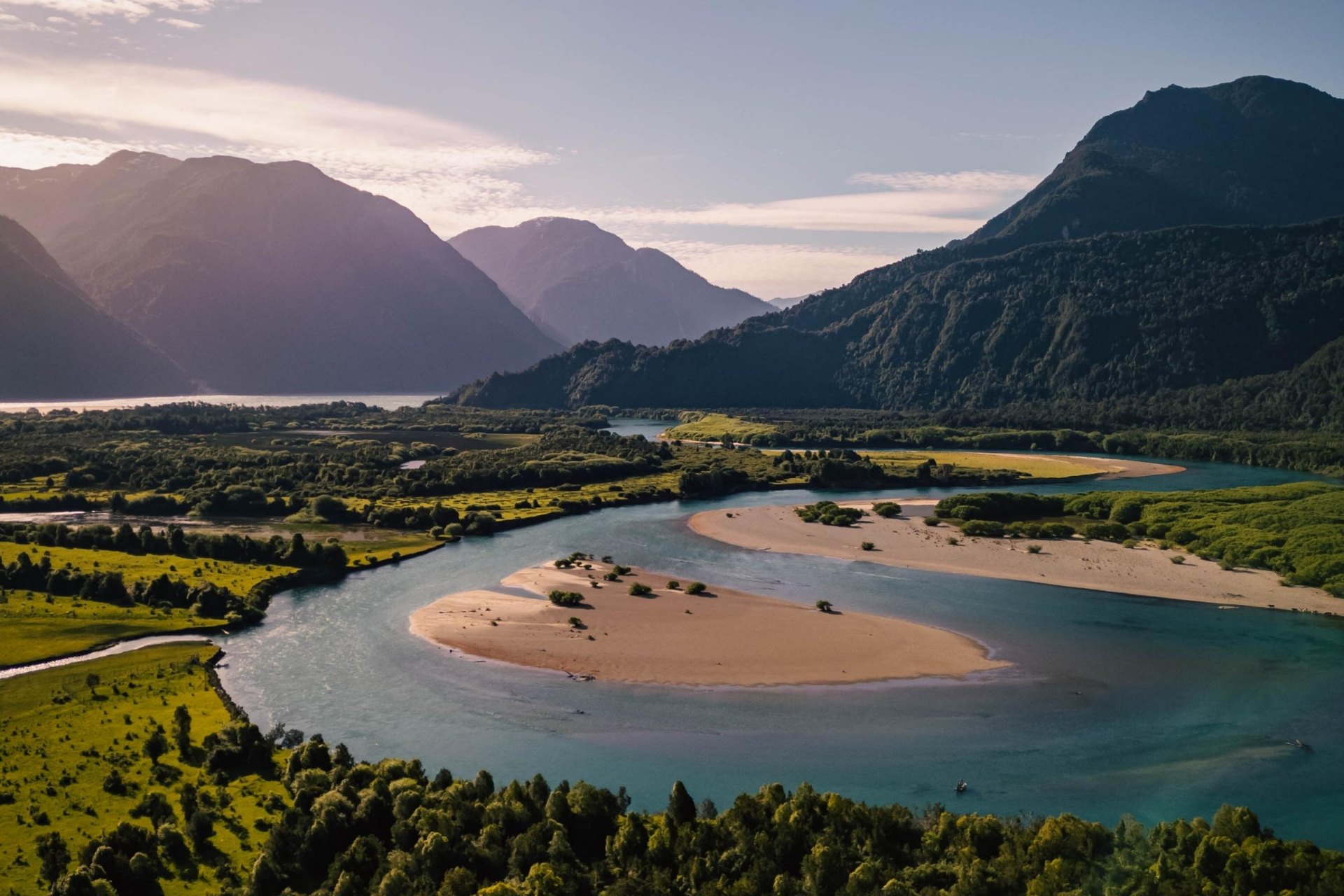 Río serpenteando entre montañas en la Patagonia chilena al atardecer